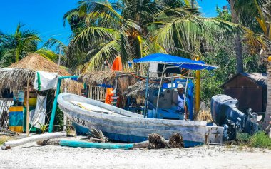 Holbox Meksika 16. Mayıs 2022 Panorama manzaralı güzel Holbox adası sahili Quintana Roo Mexico 'da bir tekne ve turkuaz su dalgaları ile.