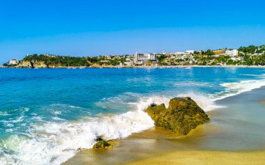 Zicatela Puerto Escondido Oaxaca 'daki plajda inanılmaz güzel büyük sörfçü dalgaları ve kayalar..