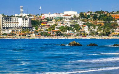 Zicatela Puerto Escondido Oaxaca 'daki plajda inanılmaz güzel büyük sörfçü dalgaları ve kayalar..
