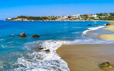 Zicatela Puerto Escondido Oaxaca 'daki plajda inanılmaz güzel büyük sörfçü dalgaları ve kayalar..