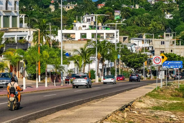 Puerto Escondido Oaxaca Mexico Oktober 2022 Drukke Straat Rijden Auto — Stockfoto