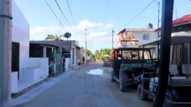 Golf arabası at arabasıyla doğada ve Quintana Roo Mexico 'daki Holbox Adası' ndaki sahilde..