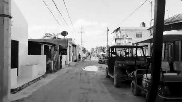 高尔夫球车婴儿车通过村庄自然和海滩在金塔纳罗奥岛霍尔盒岛 — 图库视频影像