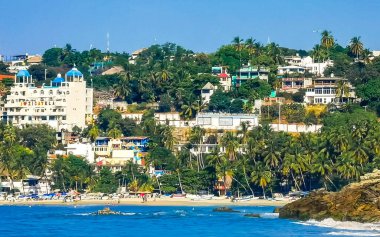 Zicatela Puerto Escondido Oaxaca 'da güneş plajı insanları dalgalar ve tekneler.