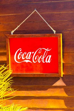 Restoran ve bar tabelaları Heineken Dos XX 'ten Coca Cola' ya Quintana Roo Mexico 'daki Holbox Adası' nda..