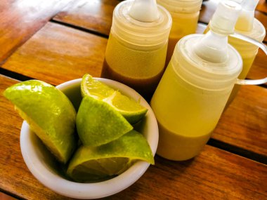 Meksika sosu avokado ve limon Playa del Carmen Quintana Roo Meksika 'da.