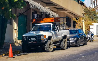 Puerto Escondido zicatela Oaxaca Meksika 'da çeşitli Meksika kamyonet 4x4 off-road araçları.
