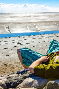 Wremen Kuzey Denizi kıyısında Wursten Cuxhaven Aşağı Saksonya Almanya 'sında çamurlu düzlüklerde ve çamurda yürümek.