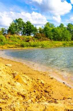 Nesse 'nin Nesse Loxstedt Cuxhaven Aşağı Saksonya Almanya' sında inşaat alanı ve plajı olarak kullandığı taş ocağı göleti..