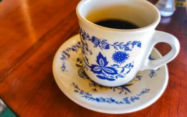 Zicatela Puerto Escondido Mexico 'daki El Cafecito' daki ahşap masada siyah kahve fincanı..