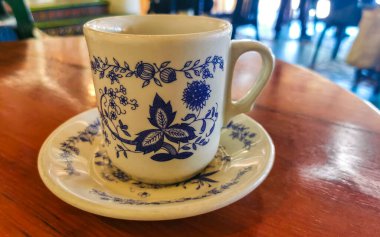 Zicatela Puerto Escondido Mexico 'daki El Cafecito' daki ahşap masada siyah kahve fincanı..