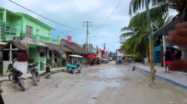 Golf arabası at arabasıyla doğada ve Quintana Roo Mexico 'daki Holbox Adası' ndaki sahilde..