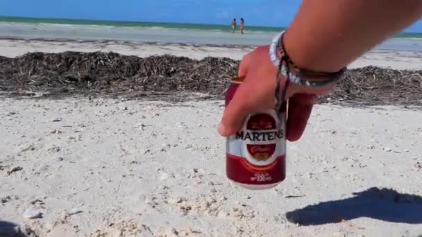 Holboxキンタナ ルーメキシコ22 2021年12月キンタナ メキシコのアイラ ホルボックス島の楽園のビーチで冷たいビールの缶を飲む — ストック動画