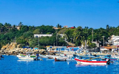 Puerto Escondido Oaxaca Meksika 16. Aralık 2022 Puerto Escondido Oaxaca Meksika 'daki Zicatela liman ve sahilinde balıkçı tekneleri.