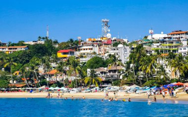Puerto Escondido Oaxaca Meksika 16. Aralık 2022 Puerto Escondido Oaxaca Meksika 'daki Zicatela liman ve sahilinde balıkçı tekneleri.