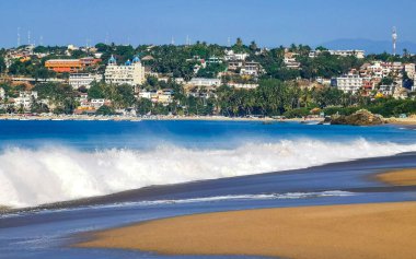 Zicatela Puerto Escondido Oaxaca 'da büyük sörfçü dalgaları..