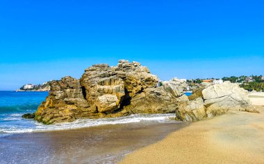 Zicatela Puerto Escondido Oaxaca 'daki plajda inanılmaz güzel büyük sörfçü dalgaları ve kayalar..