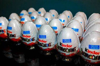 Çocuklar, Leherheide Bremerhaven Bremen Almanya 'sında sürpriz yumurtalar açıyor ve çikolata ve oyuncakların tadını çıkarıyor..