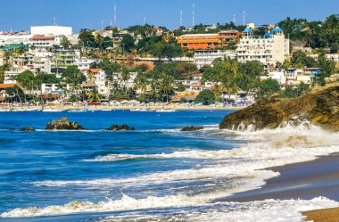 Zicatela Puerto Escondido Oaxaca 'daki plajda inanılmaz güzel büyük sörfçü dalgaları ve kayalar..