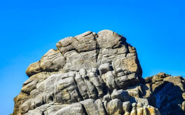 Zicatela Puerto Escondido Oaxaca 'daki plajda inanılmaz güzel büyük sörfçü dalgaları ve kayalar..