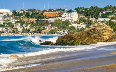 Zicatela Puerto Escondido Oaxaca 'daki plajda inanılmaz güzel büyük sörfçü dalgaları ve kayalar..