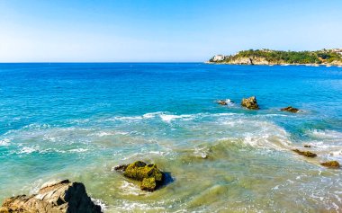 Zicatela Puerto Escondido Oaxaca 'daki plajda inanılmaz güzel büyük sörfçü dalgaları ve kayalar..
