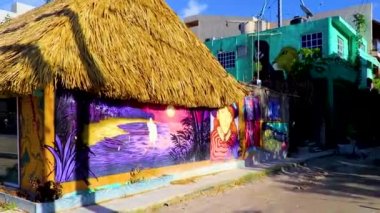 Güzel Holbox Adası 'ndaki renkli köy Quintana Roo Mexico' da insan ve çamur dolu restoran mağazası araçlarıyla dolu..