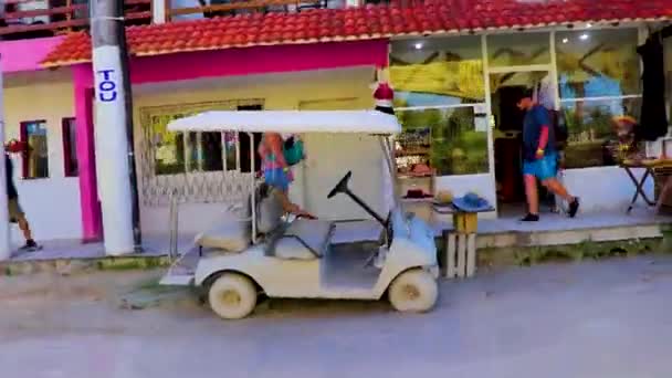Colorido Pueblo Hermosa Isla Holbox Con Vehículos Restaurante Tienda Gente — Vídeo de stock