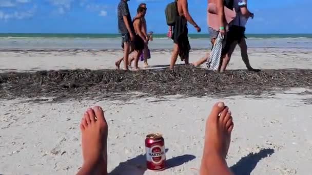 Holbox Quintana Roo México Diciembre 2021 Beber Una Lata Cerveza — Vídeo de stock
