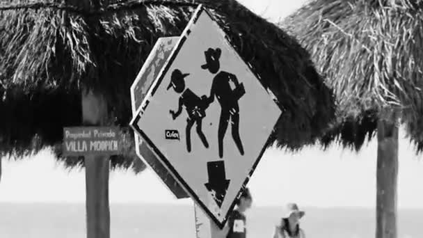 交通標識や道路標識 メキシコのキンタナ ルー島のアイラ ホルボックス島の方向 — ストック動画