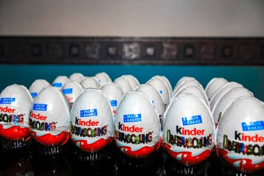 Çocuklar, Leherheide Bremerhaven Bremen Almanya 'sında sürpriz yumurtalar açıyor ve çikolata ve oyuncakların tadını çıkarıyor..