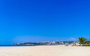 Zicatela Puerto Escondido Oaxaca 'da güneş plajı insanları dalgalar ve tekneler.