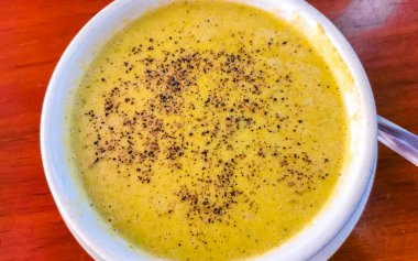 Zicatela Puerto Escondido Oaxaca 'da yeşil sebze kremalı çorba..