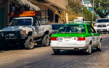 Puerto Escondido zicatela Oaxaca Meksika 'da mavi turkuaz bir taksi..