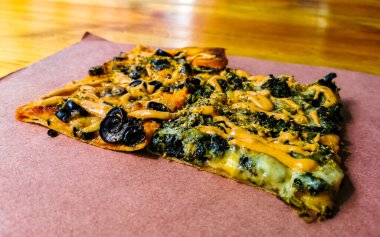 Playa del Carmen Quintana Roo Meksika 'da yağlı büyük zeytinli pizza.