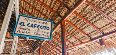 Zicatela Puerto Escondido Mexico 'da El Cafecito adında mavi-beyaz bir restoran..