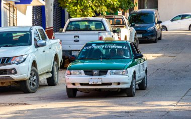 Puerto Escondido zicatela Oaxaca Meksika 'da mavi turkuaz bir taksi..