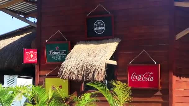 Holboxキンタナ ルーメキシコ22 2021年12月レストラン バーの看板Heineken Dos XxからCoca Cola Isla Holbox Island — ストック動画