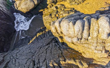 Zicatela Puerto Escondido Oaxaca 'daki plajda inanılmaz güzel büyük sörfçü dalgaları ve kayalar..