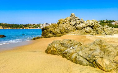 Zicatela Puerto Escondido Oaxaca 'daki plajda inanılmaz güzel büyük sörfçü dalgaları ve kayalar..