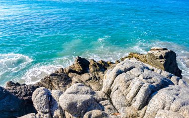 Zicatela Puerto Escondido Oaxaca 'daki plajda inanılmaz güzel büyük sörfçü dalgaları ve kayalar..