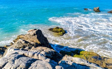 Zicatela Puerto Escondido Oaxaca 'daki plajda inanılmaz güzel büyük sörfçü dalgaları ve kayalar..