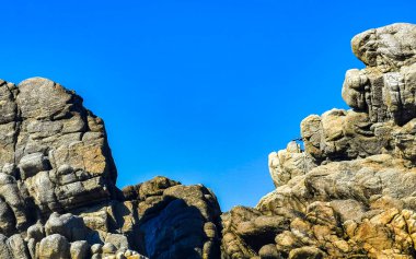 Zicatela Puerto Escondido Oaxaca 'daki plajda inanılmaz güzel büyük sörfçü dalgaları ve kayalar..