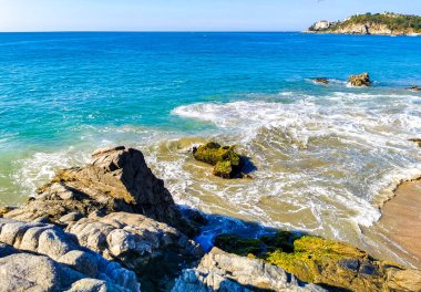 Zicatela Puerto Escondido Oaxaca 'daki plajda inanılmaz güzel büyük sörfçü dalgaları ve kayalar..