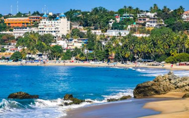 Zicatela Puerto Escondido Oaxaca 'daki plajda inanılmaz güzel büyük sörfçü dalgaları ve kayalar..