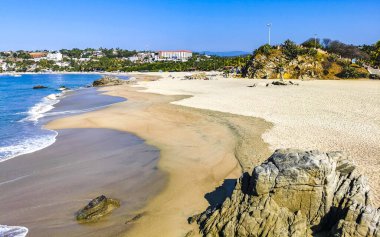 Zicatela Puerto Escondido Oaxaca 'daki plajda inanılmaz güzel büyük sörfçü dalgaları ve kayalar..