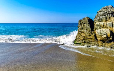 Zicatela Puerto Escondido Oaxaca 'daki plajda inanılmaz güzel büyük sörfçü dalgaları ve kayalar..