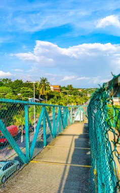 Zicatela Puerto Escondido Oaxaca 'daki panorama manzaralı yaya köprüsü üst geçidi..
