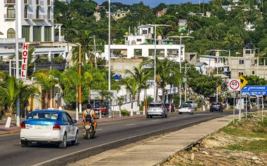 Puerto Escondido Oaxaca Meksika 17. Ekim 2022 Yoğun cadde trafiği trafik sıkışıklığı ve Zicatela Puerto Escondido Oaxaca Meksika.