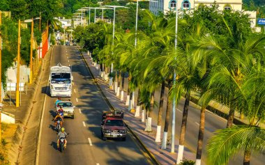 Puerto Escondido Oaxaca Meksika 17. Ekim 2022 Yoğun cadde trafiği trafik sıkışıklığı ve Zicatela Puerto Escondido Oaxaca Meksika.